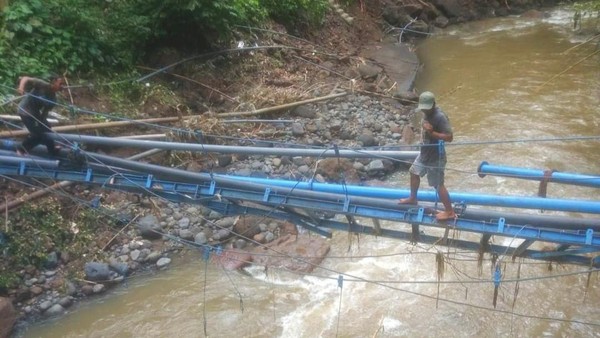 Foto Warga Tabolang Kini Menikmati Air Bersih Layak Konsumsi Berkat Program BUMDes
